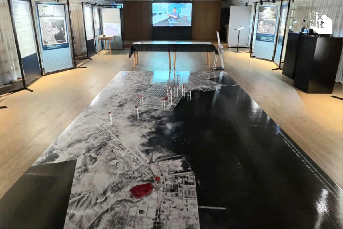 策展團隊以大型 航空照片貼在地上， 讓觀眾能以機師視覺 俯瞰九龍半島全景。