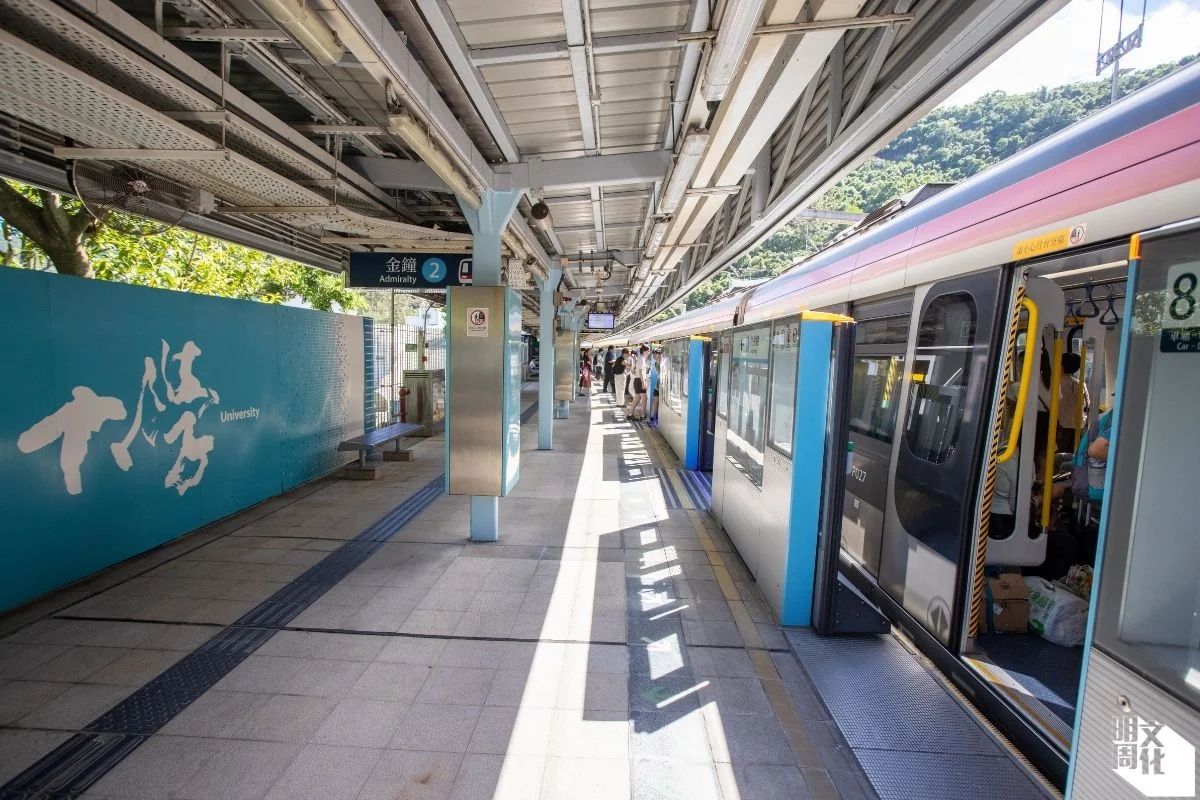 東鐵線因月台設計及兼容大陸直通車等因素，而擁有較多著名的空隙黑點，當中以大學站的空隙最廣為人知。