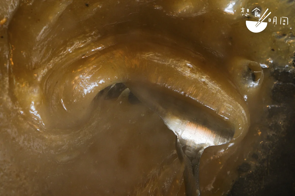 以恆定的溫和火候，不疾不徐地翻拌鍋中蓮蓉。這漫長而專注的過程，需要一種溫柔的堅持。