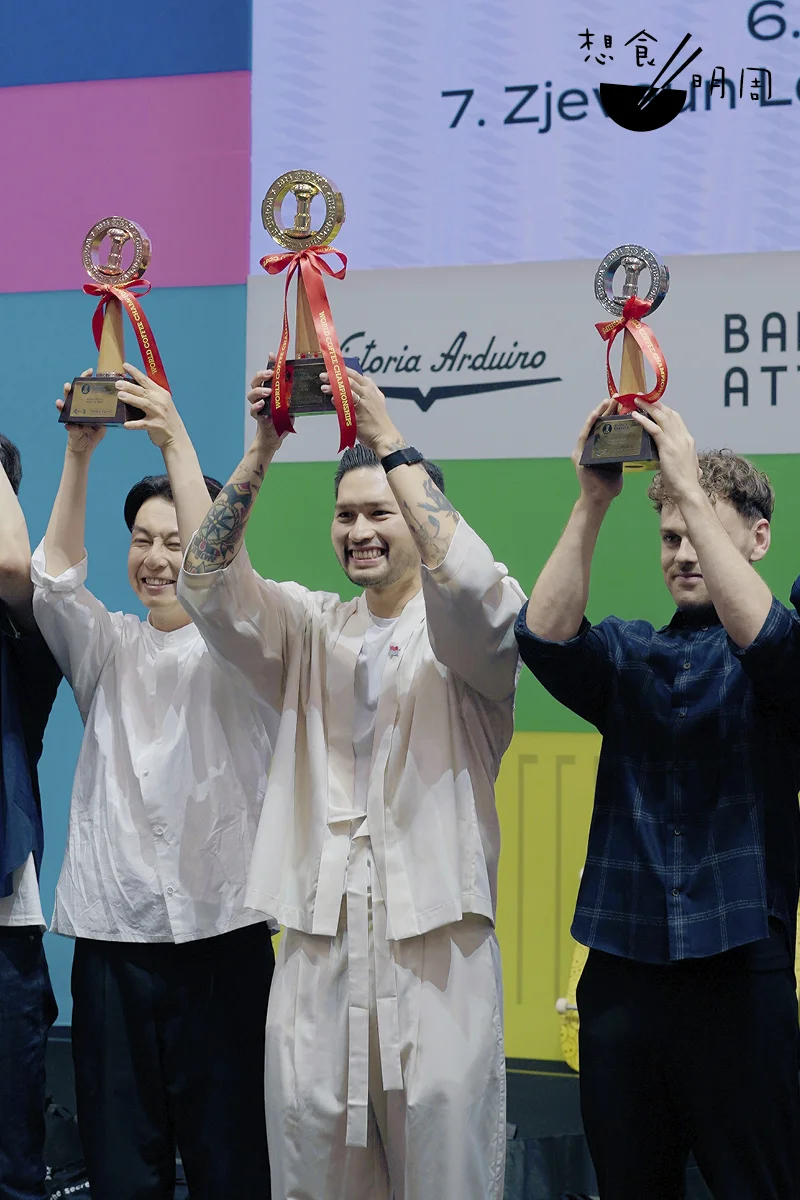 與Mikael同屆獲獎的,是亞軍的Jack Simpson(右),以及季軍的石谷貴之(左)。