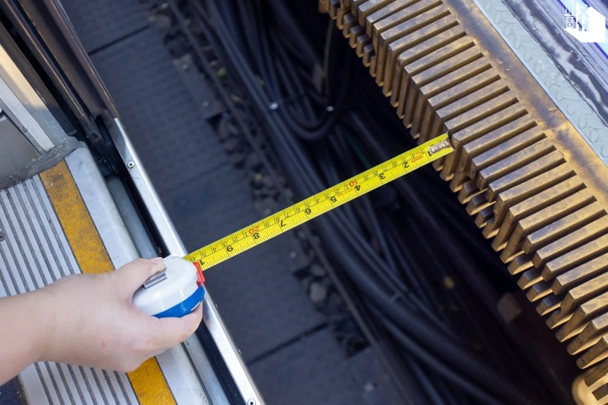 記者曾實地測量東鐵站的月台空隙，發現大學站最闊的一條空隙可達二十六厘米。