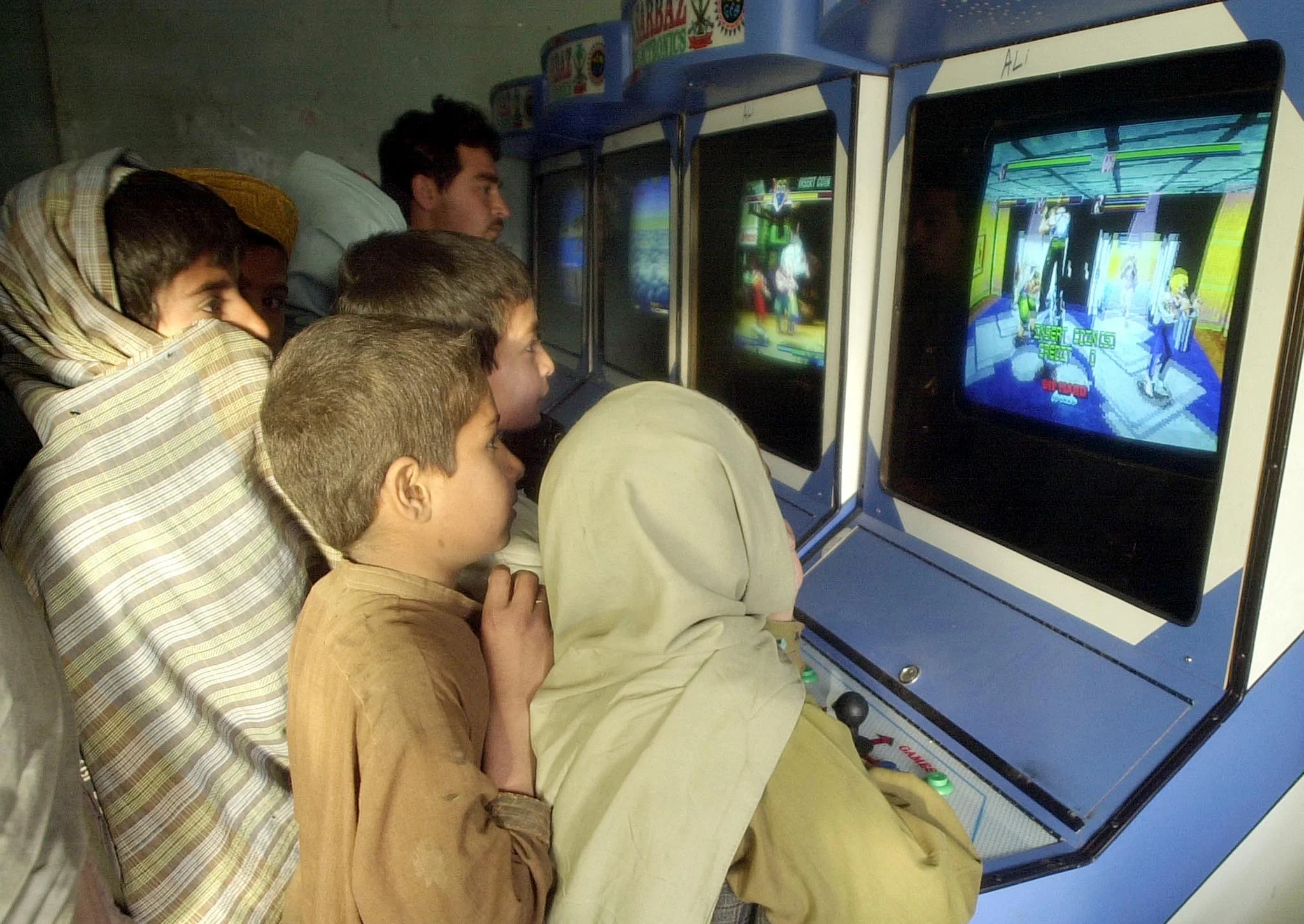 二○○二年坎大哈，阿富汗戰爭翌年，小朋友第一次接觸電子遊戲。