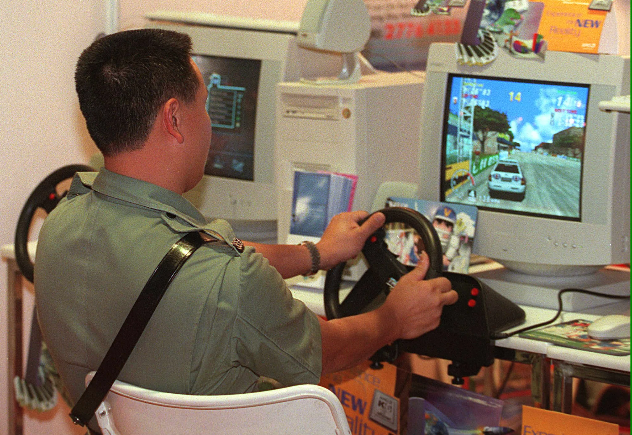 一九九八年香港，警察在汽車博覽藉賽車遊戲練習駕駛技術。