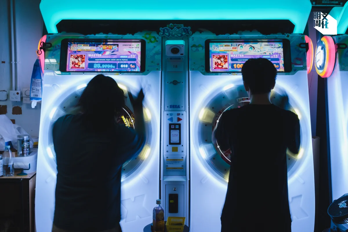 訪問時年輕玩家陸續到訪，玩音樂街機遊戲maimai。