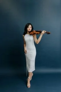 香港小提琴家陳蒨瑩,於二零二四年勇奪漢諾威約瑟夫.姚阿幸國際小提琴比賽冠軍,並同時獲頒委約作品最佳演繹獎。