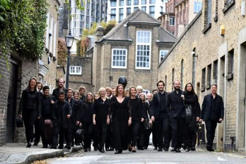 英格蘭室樂團多年來於英國和海外巡迴演出。他們堅守傳統,同時精益求精,不但經常於英國王室亮相,亦在國際樂壇上享負盛名。