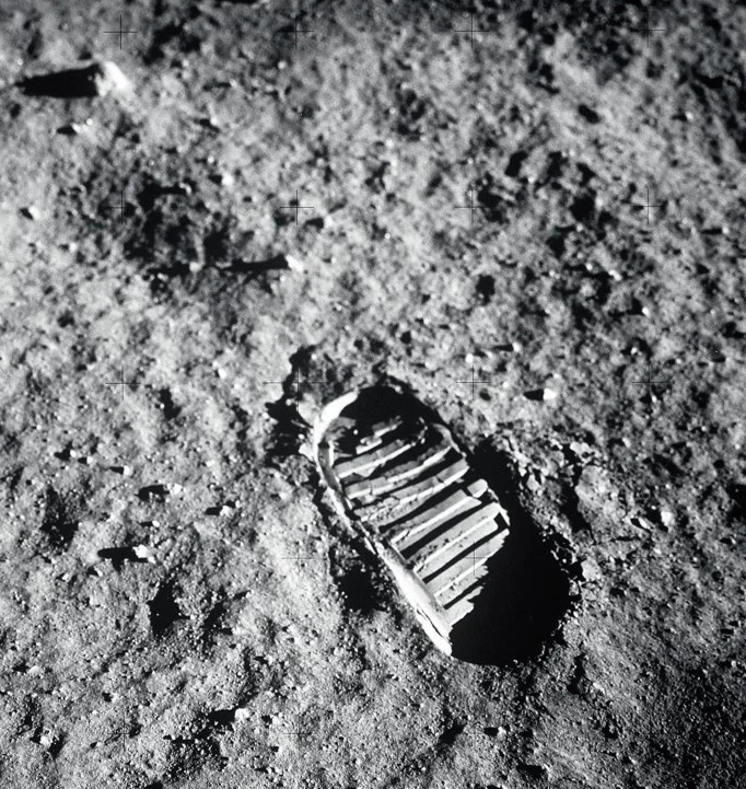 這是知名的足印照片，足印不是岩士唐的，而是艾德靈的。這是用來測量足印深度的實驗結果。留意照片的一些「十」字，那是當時用哈蘇相機拍照的特徵。