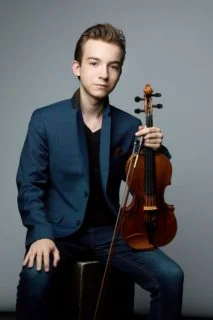 加拿大小提琴家科雷斯迪爾,僅十九歲時在德國漢諾威舉行的約瑟夫.姚阿幸國際小提琴比賽勇奪首獎,旋即成為國際矚目的新星。