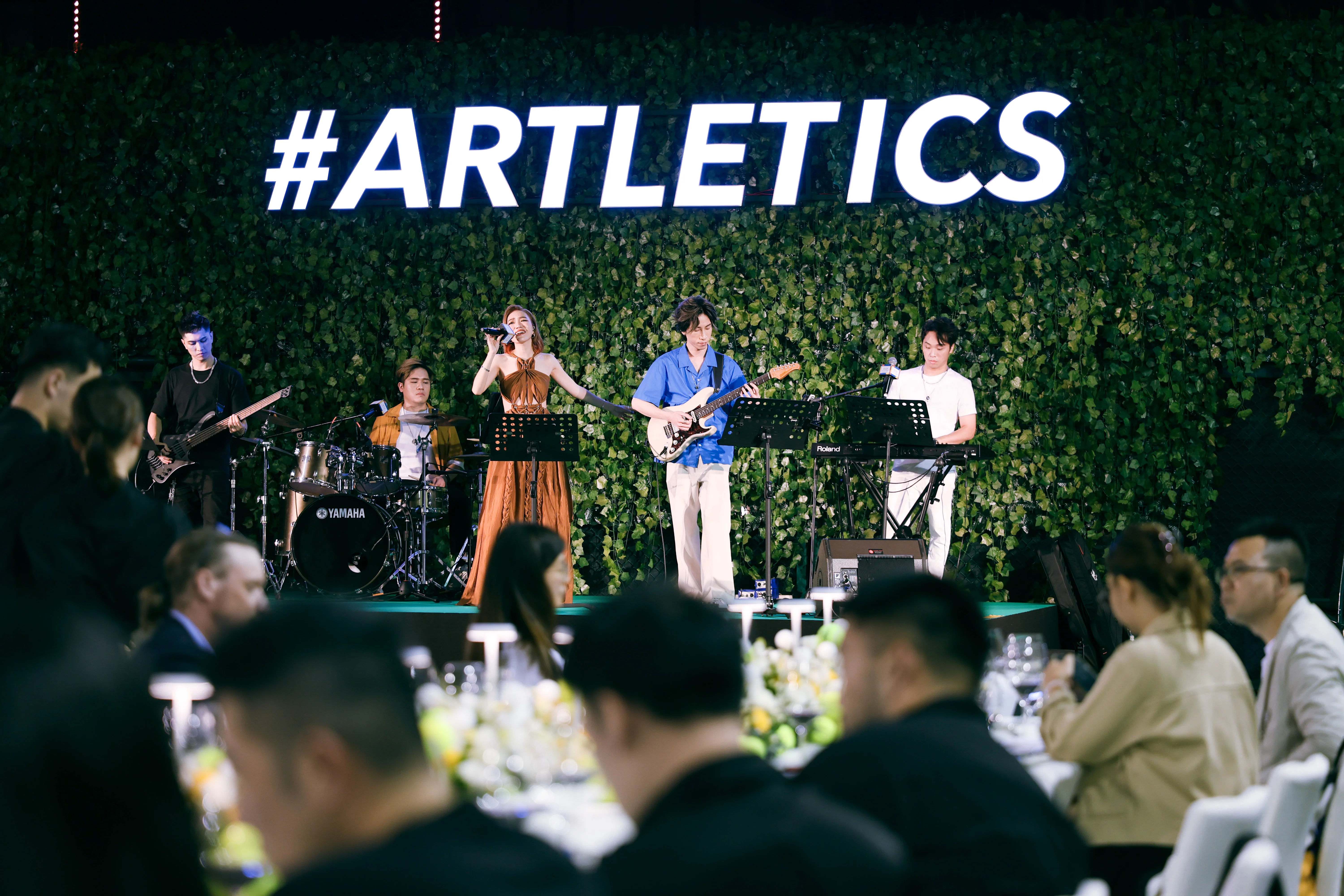 新濠天地室外網球場舉辦晚宴,邀請一眾嘉賓共同慶祝展覽開幕。(圖片由展覽方提供)