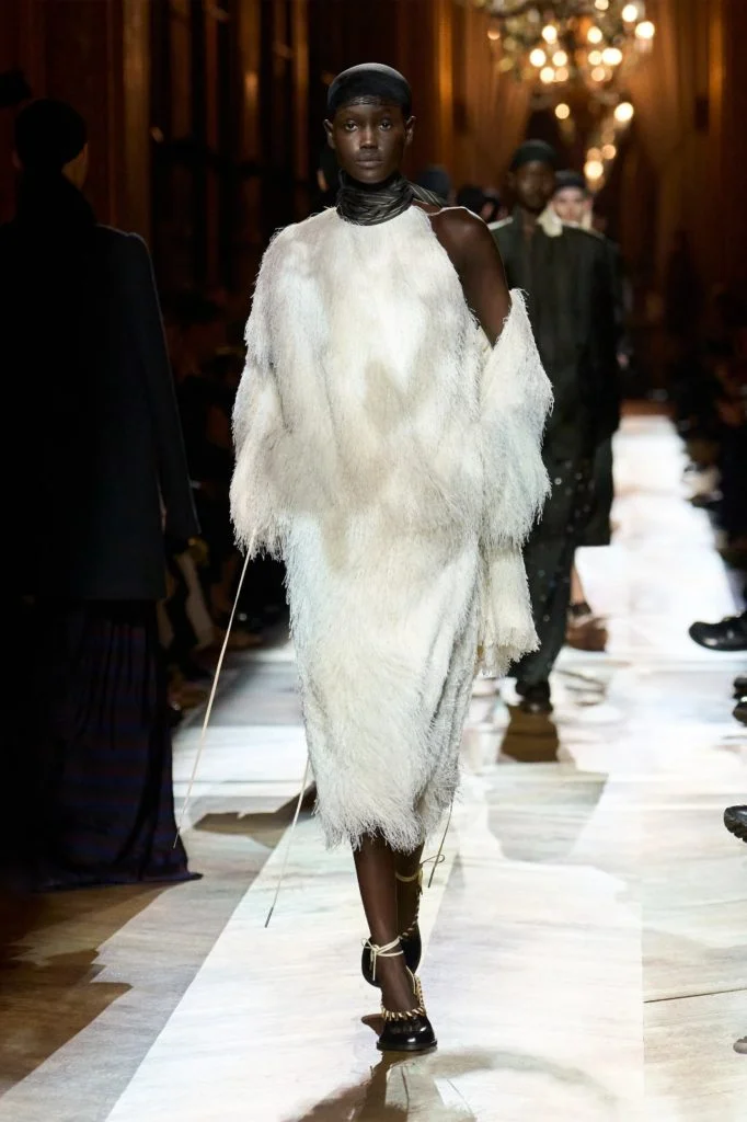 DRIES VAN NOTEN FW25系列，現在人造皮草已經有很多變化，不止於外套。