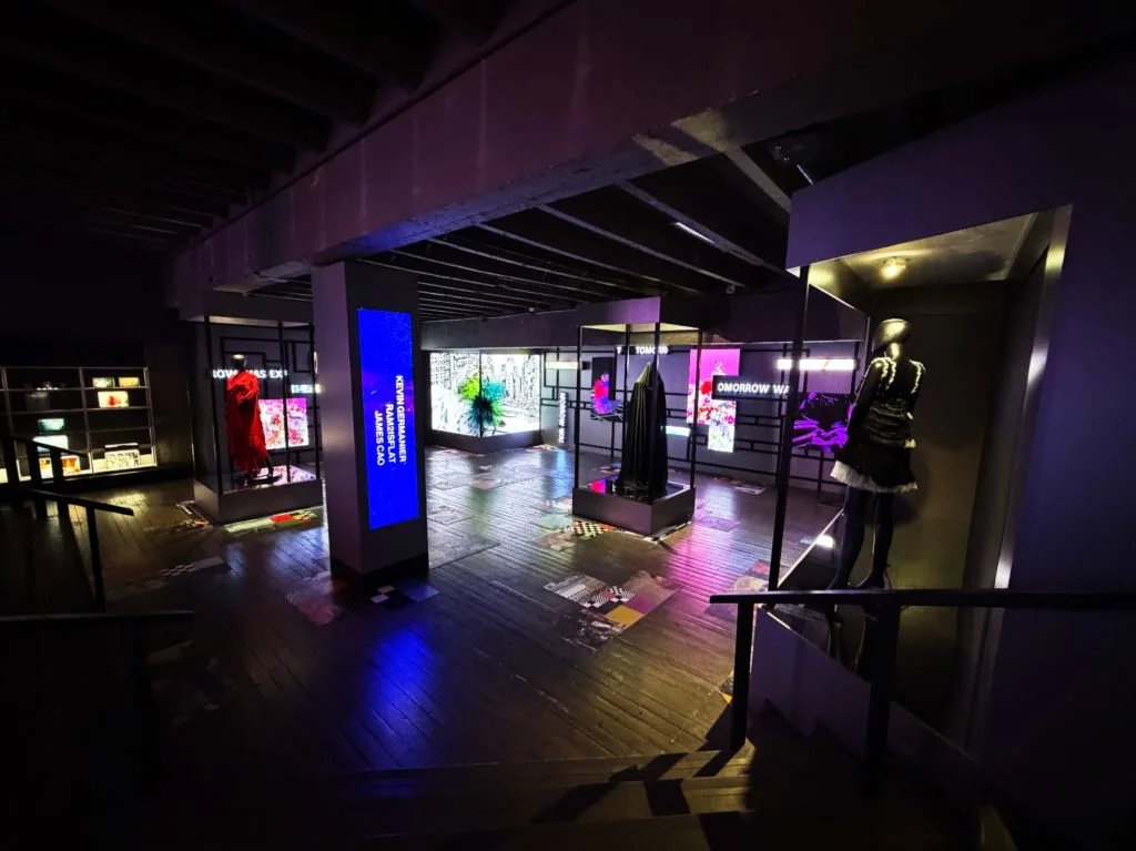 展覽中四個章節共有九位富有遠見的設計師及藝術家，包括Alain Paul x 攝影師劉樹偉、Caroline Hu x 編舞者Emma Portner、DIDU x AI藝術家0nastiia和Kevin Germanier x 雕塑家Ram2isflat x 數碼藝術家曹雨西