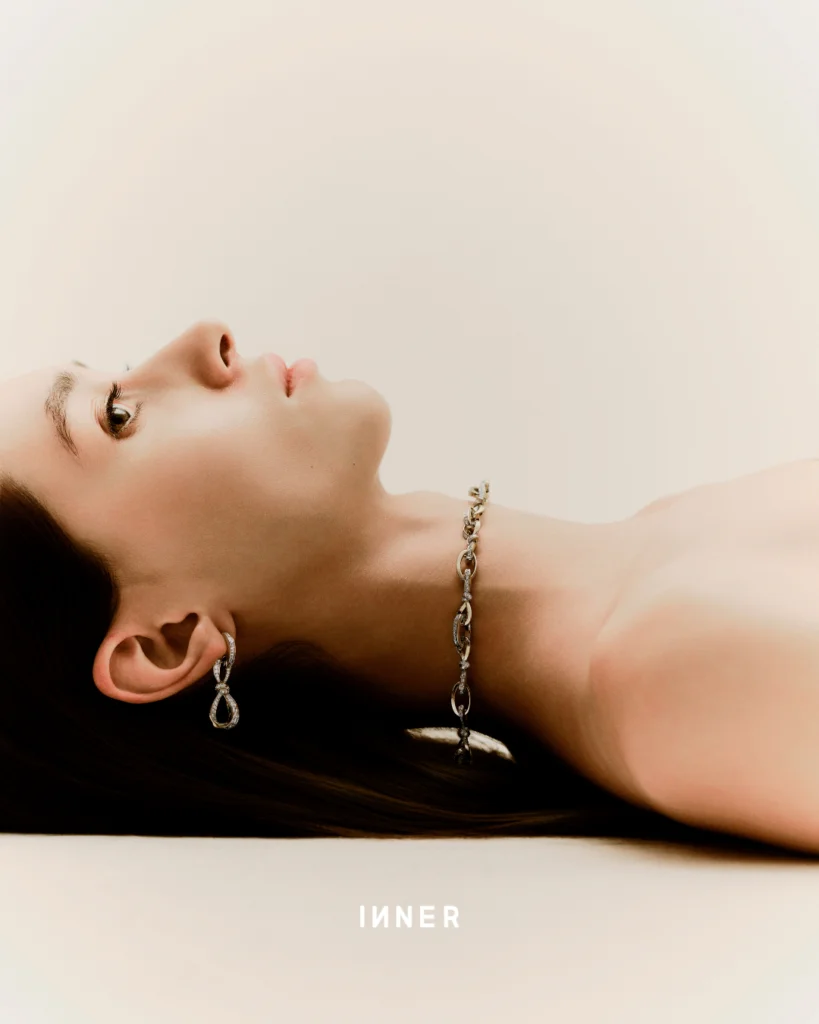 TILDA’S BOW COLLECTION ROUND AND BAGUETTE DIAMOND EARRINGS, GRAFF TILDA’S BOW COLLECTION ROUND AND BAGUETTE DIAMOND NECKLACE, GRAFF