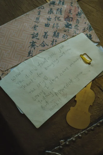 Alper收到一位女士留下的字條，字條上表達了她對表演的讚賞。