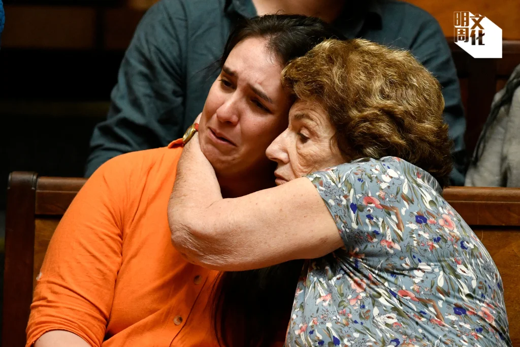 Florencia Salgueiro （左）是協助死亡的倡導者，在進行辯論時激動流淚。據悉，Florencia的父親、祖父和叔叔，都死於神經退化性疾病。