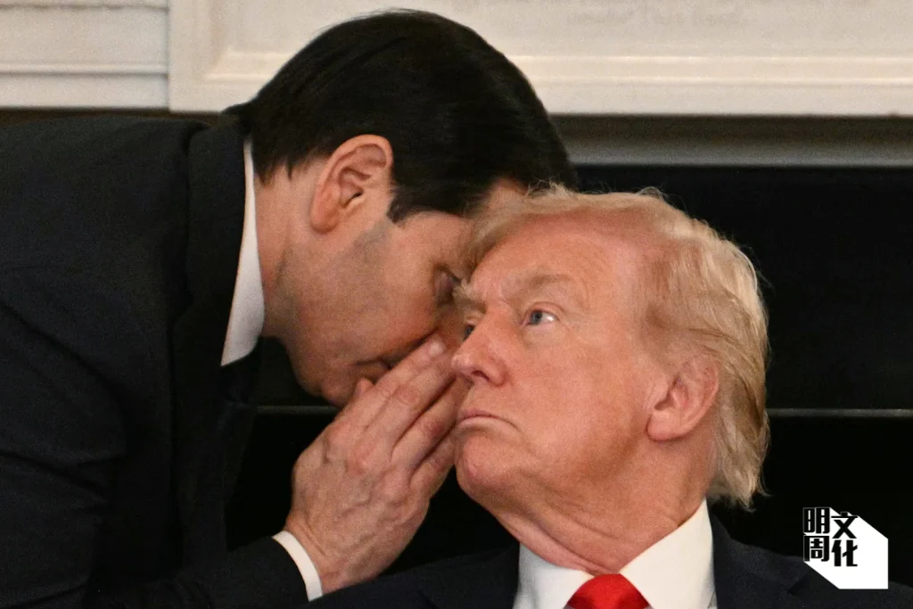 美國國務卿魯比奧在白宮國宴廳舉行的圓桌會議中，在特朗普耳邊低語。