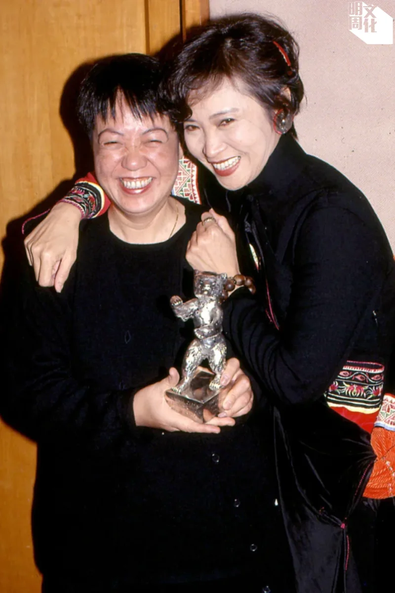 蕭芳芳奪「柏林影后」後,和許鞍華快樂相擁。