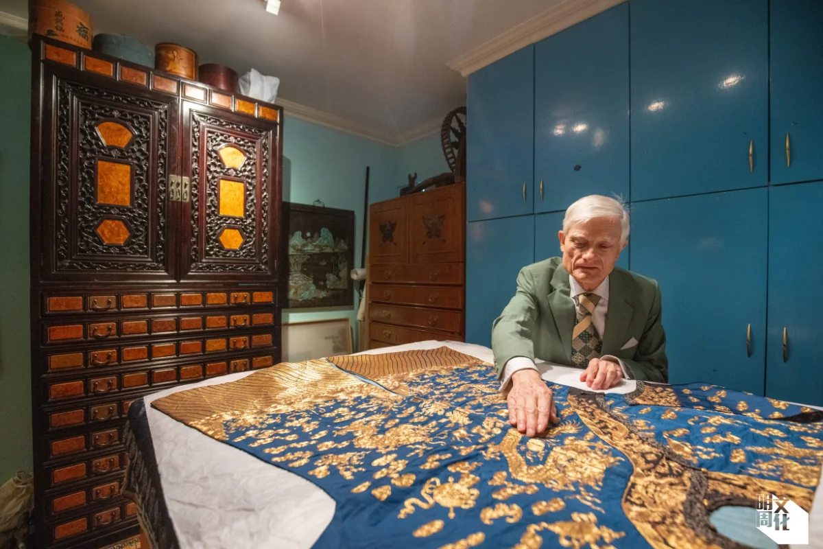 賀祈思在其居所的收藏室, 向我們展示珍貴袍服藏品。