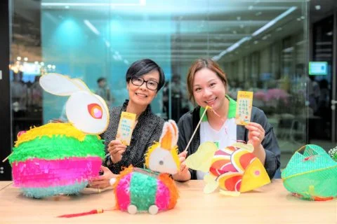 恒生銀行執行董事兼行政總裁施穎茵率領近50位恒生義工,親手製作傳統燈籠,並撰寫心意卡,送贈長者。