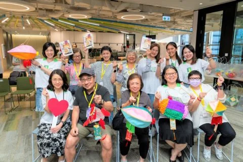 恒生銀行財務總監蘇雪冰(前排右二)與一眾義工及樂善堂大埔「樂善村」過渡性房屋的長者於中秋茶聚上,大玩遊戲及猜燈謎。