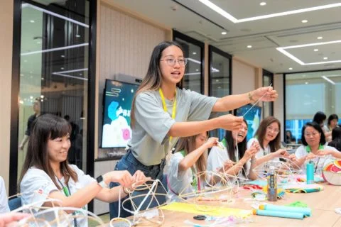 恒生邀請本地年輕藝術家擔任導師,支持青年發展及本地藝術創作,弘揚傳統紮作手藝。
