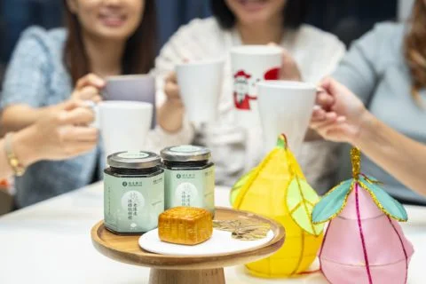 中秋佳節前夕,恒生為每位同事送上「25年陳皮冰糖燉檸檬」,共享節日喜悅。