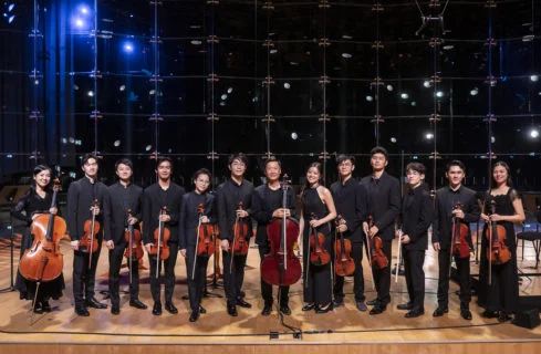 「樂・誼獨奏家樂團」雲集世界各地的新一代香港音樂菁英,由藝術總監李垂誼構思及策劃,是一支代表香港踏足世界各地演出的室樂隊伍。