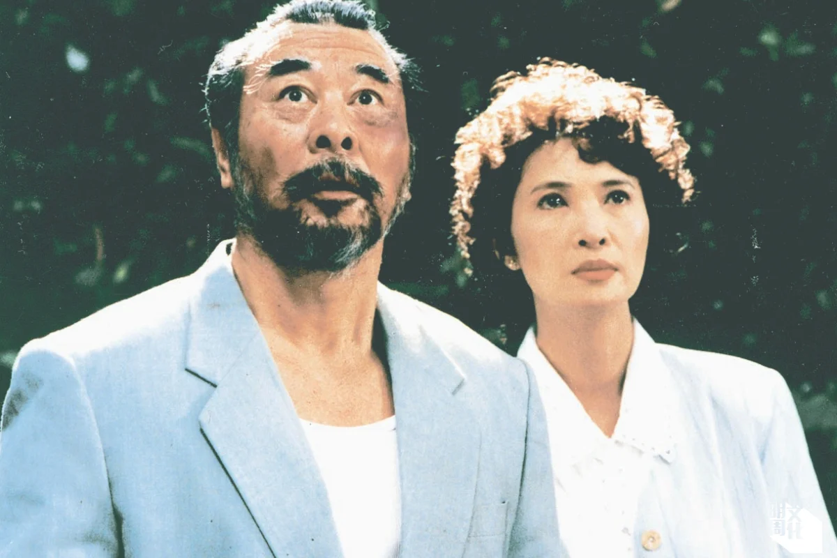 《 女人四十》講述媳婦阿娥(蕭芳芳飾)如何照顧患有腦退化症的老爺(喬宏飾)。