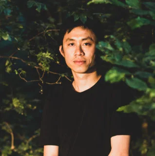 張明貴的《樹房子》將十六毫米的當代紀實片段與軍事檔案影片相互交織，追溯越南原住民的歷史。