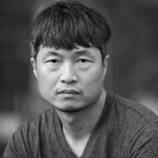 盧純澤於中國和俄羅斯進行拍攝的《分裂眩暈》系列，呈現守衛森嚴的朝鮮北部邊境。