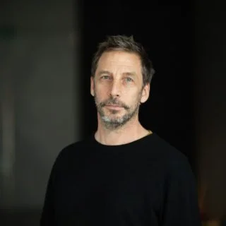 美國導演埃里克波德萊爾前往黎巴嫩拍攝的《重信命、重信房子、足立正生的長征記，和那影像全無的二十七年》，記錄日本赤軍成員在當地的生活痕跡。