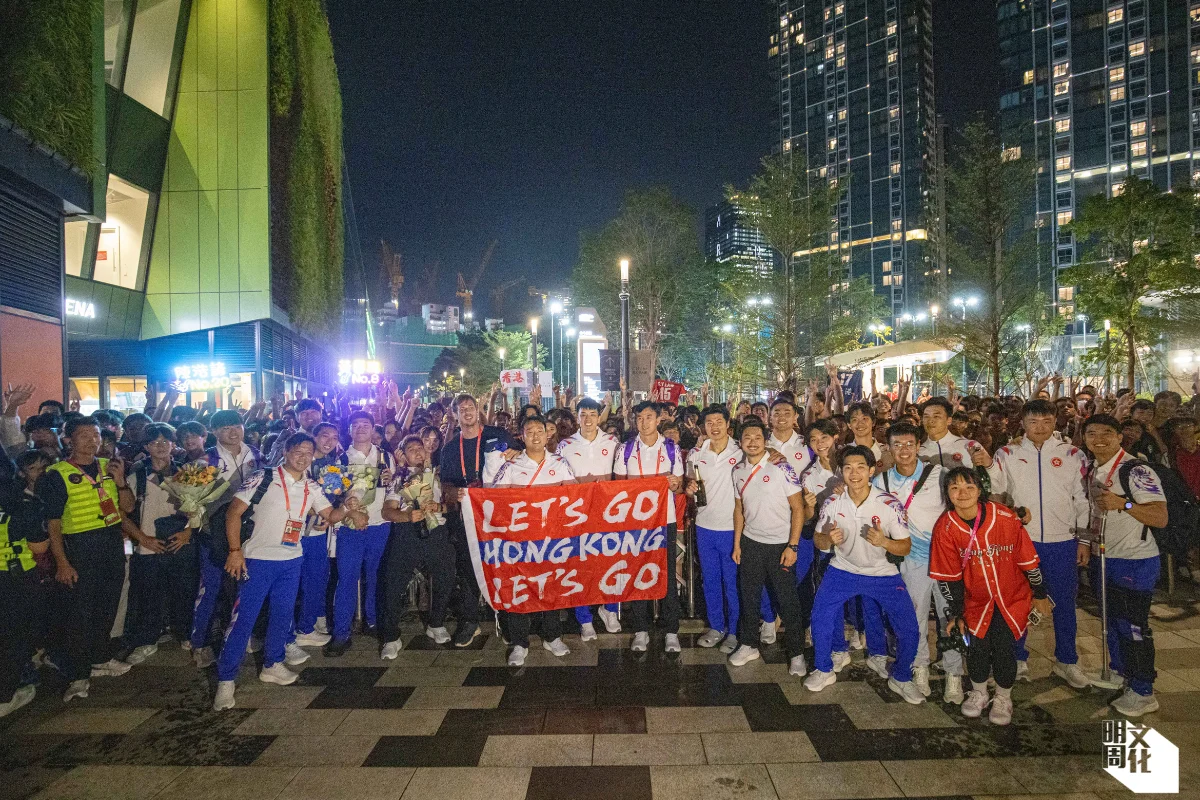 完成賽事後，眾手球港隊球員和教練在啟德主場門外大合照。