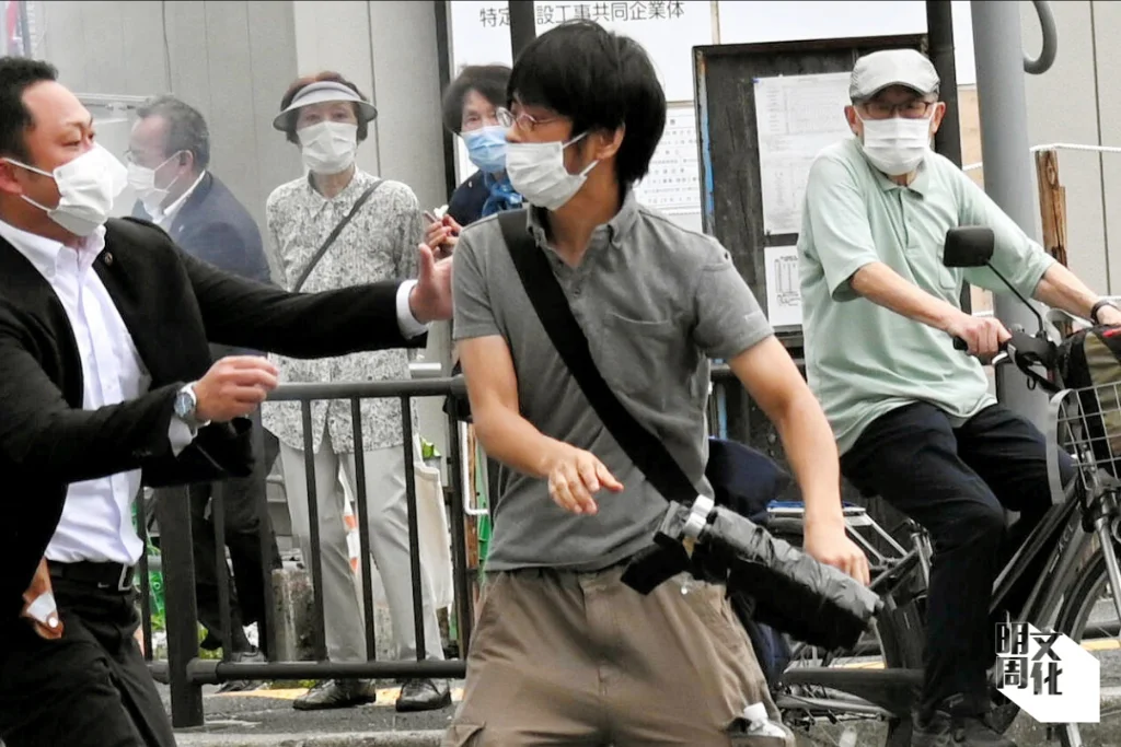 山上徹也在犯罪現場被捕前，鬆開了手中的自製槍枝。 （2022年7月8日上午11點35分，奈良市）