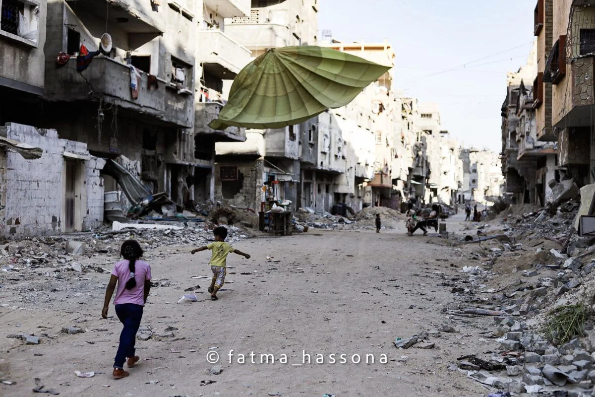 Fatma常走在加沙的街上拍攝，她形容就像把靈魂放在掌心前行。（Fatma Hasson FB圖片）