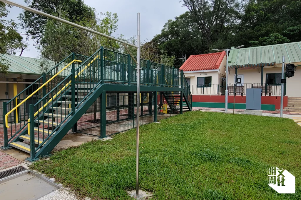 二〇二二年,三和公立學校的校舍被改建成香港首間導盲犬訓練學校。(由香港導盲犬服務中心提供)