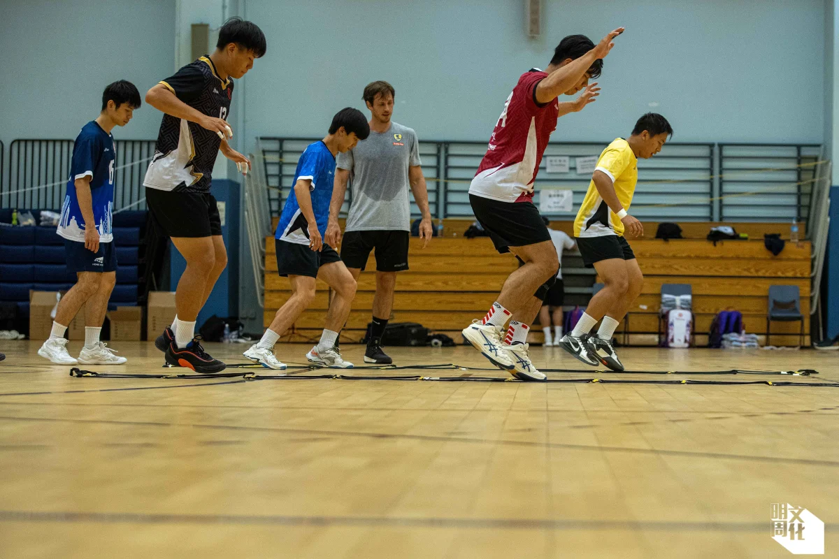 13號右輔/右翼黃俊灝（前排黑衣）