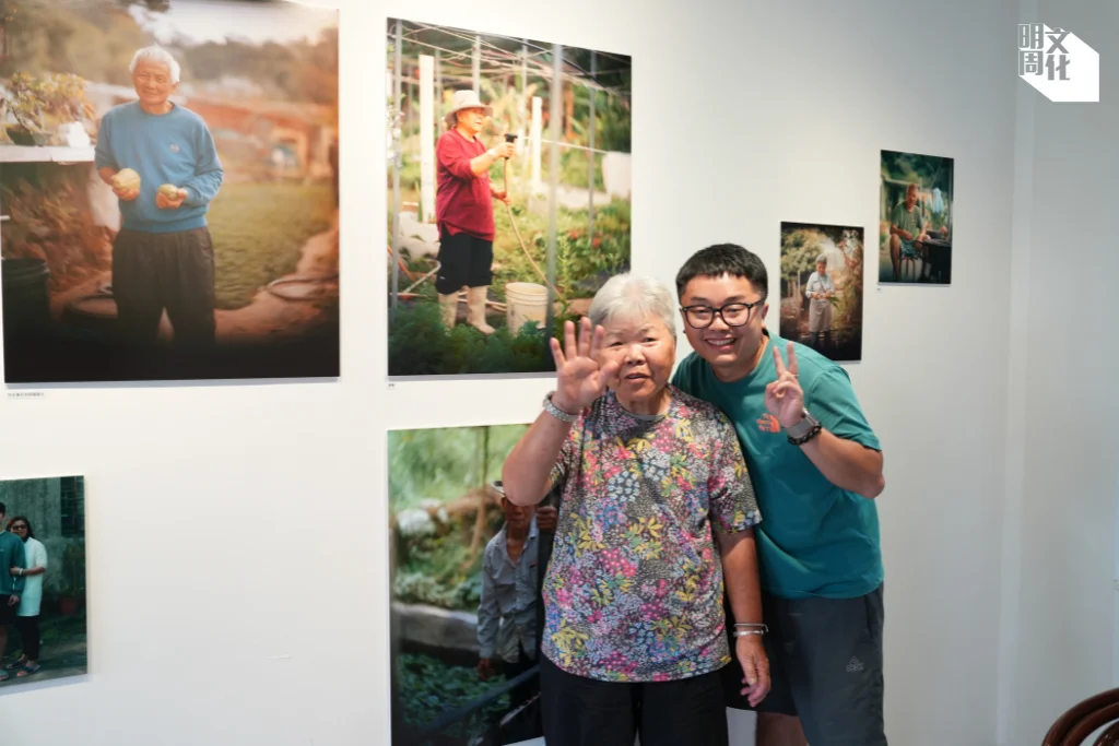 村民勝嬸及家人參觀貫文空間的展覽（貫文空間提供）