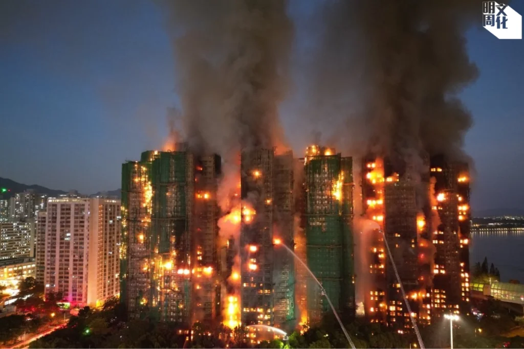 大埔宏福苑五級大火，蔓延多座，入夜火光熊熊，火勢猛烈。