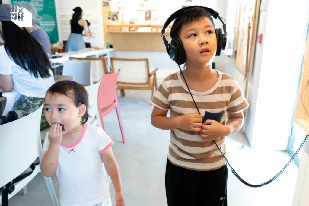  小朋友在聆聽以村民文哥記憶為藍本所重構的聲音藝術作品（由貫文空間提供）