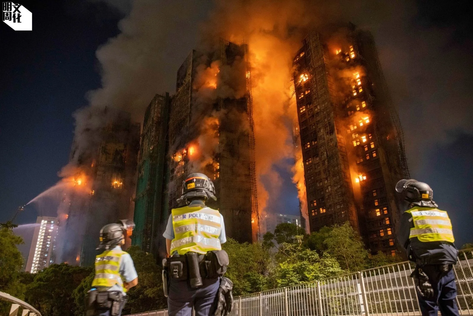 昨日入夜後， 大火仍末平息。