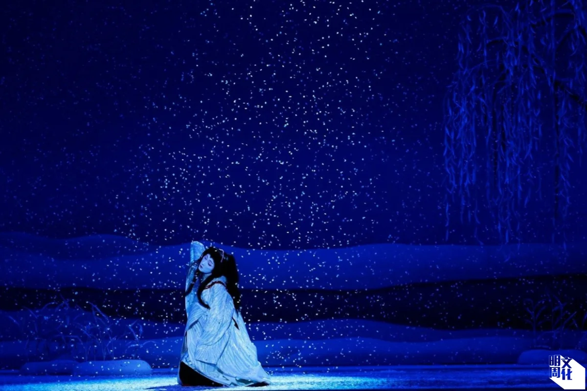 台上的景色，原是一景，演員入戲，看到的又是一景，從演員眼中的一景，再傳遞給觀眾又是一景。