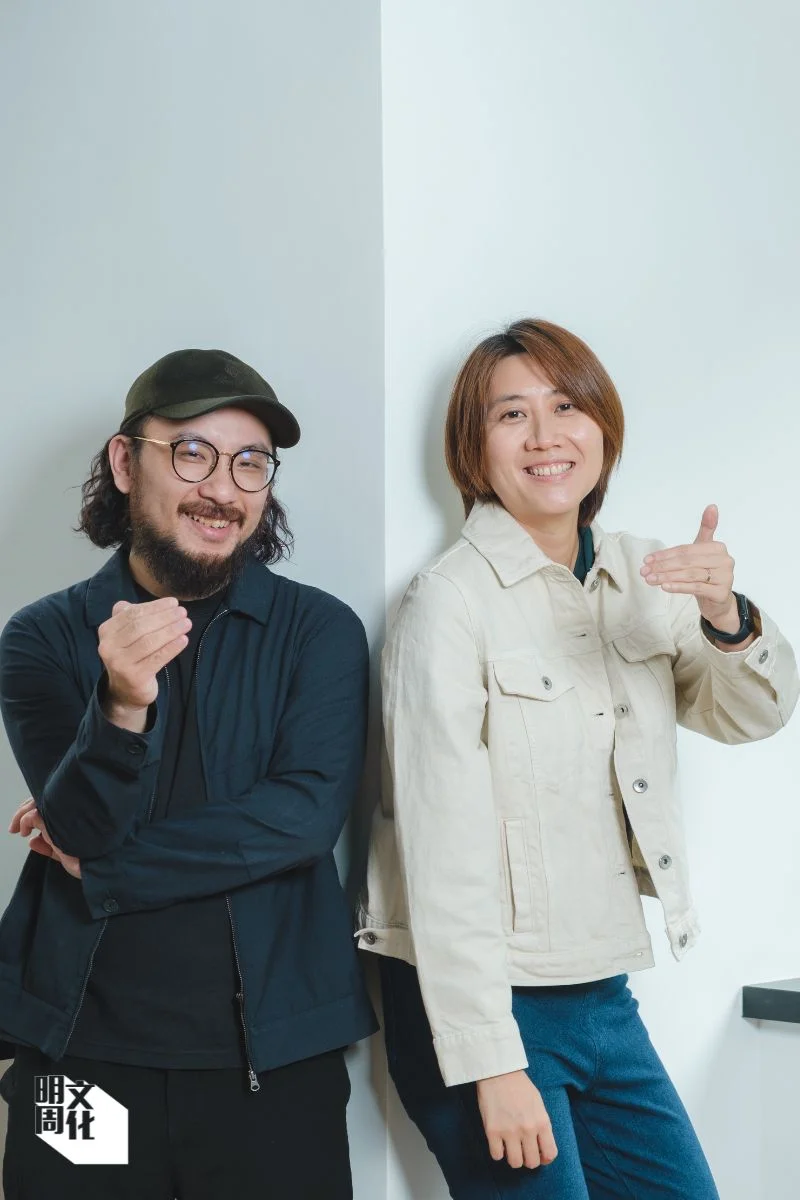 黃綺琳（右）笑言，當初接獲簡君晋邀請參與創作時感愕然，以為對方接拍了避孕套廣告，了解後覺得是「得意」的工作。二人以手勢模仿精子。