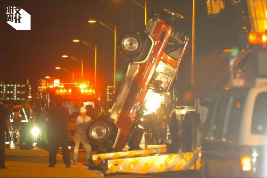 事故當日，墜入海中的車輛被起重機吊了出來。