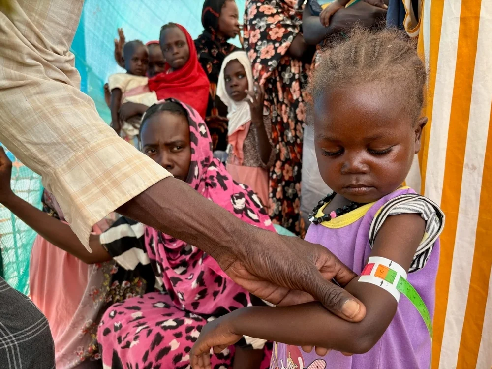 無國界醫生團隊正為蘇丹達爾富爾兒童測量臂圍，以評估其的營養狀況。＠MSF 