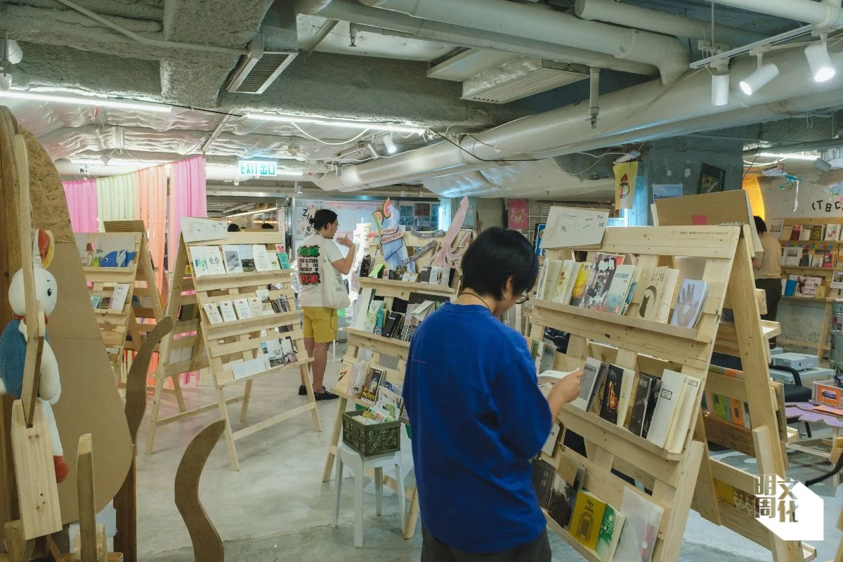 展場陳列了逾百本香港小誌，全是Forrest近五年來的珍藏。