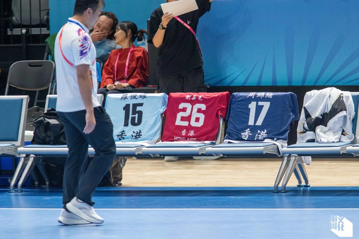 港隊座椅上擺放未入正選十六人的三位球員球衣。