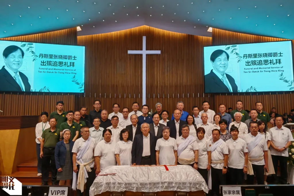 張曉卿弟妹、兒孫闔家在追思禮拜結束後與靈柩留下最後的告別合照。