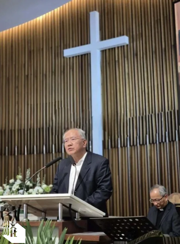 張昌恩在出殯追思禮拜上追憶父親張曉卿生前的點點滴滴。 (圖片來源：《中國報》)