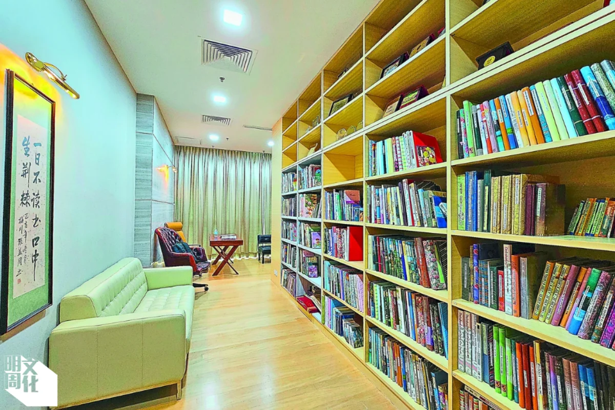 在張曉卿辦公室的書房一隅，左側所掛的條幅「一日不讀書，口中生荊棘」，是提醒自己，要閱讀以充實自我。