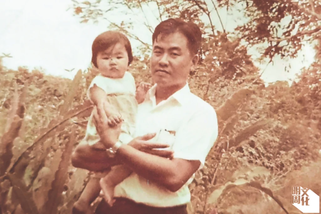 張曉卿手中抱着的是當時約莫兩三歲的幼女張聰