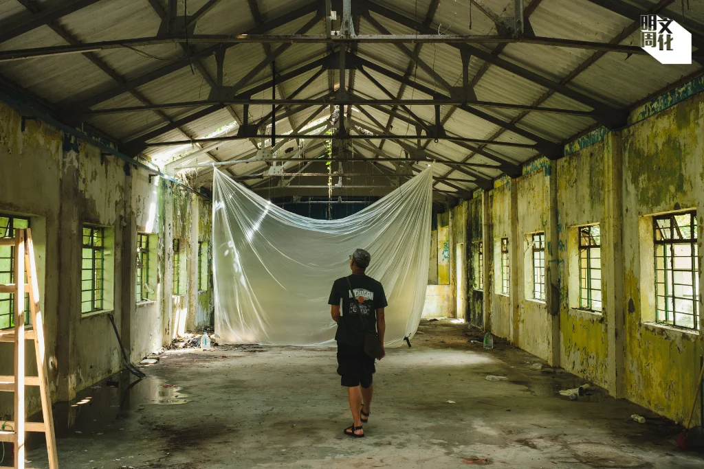 坪輋村民財哥重回坪洋公立學校的禮堂, 他說這裏的一磚一瓦,自己都曾參與建設。